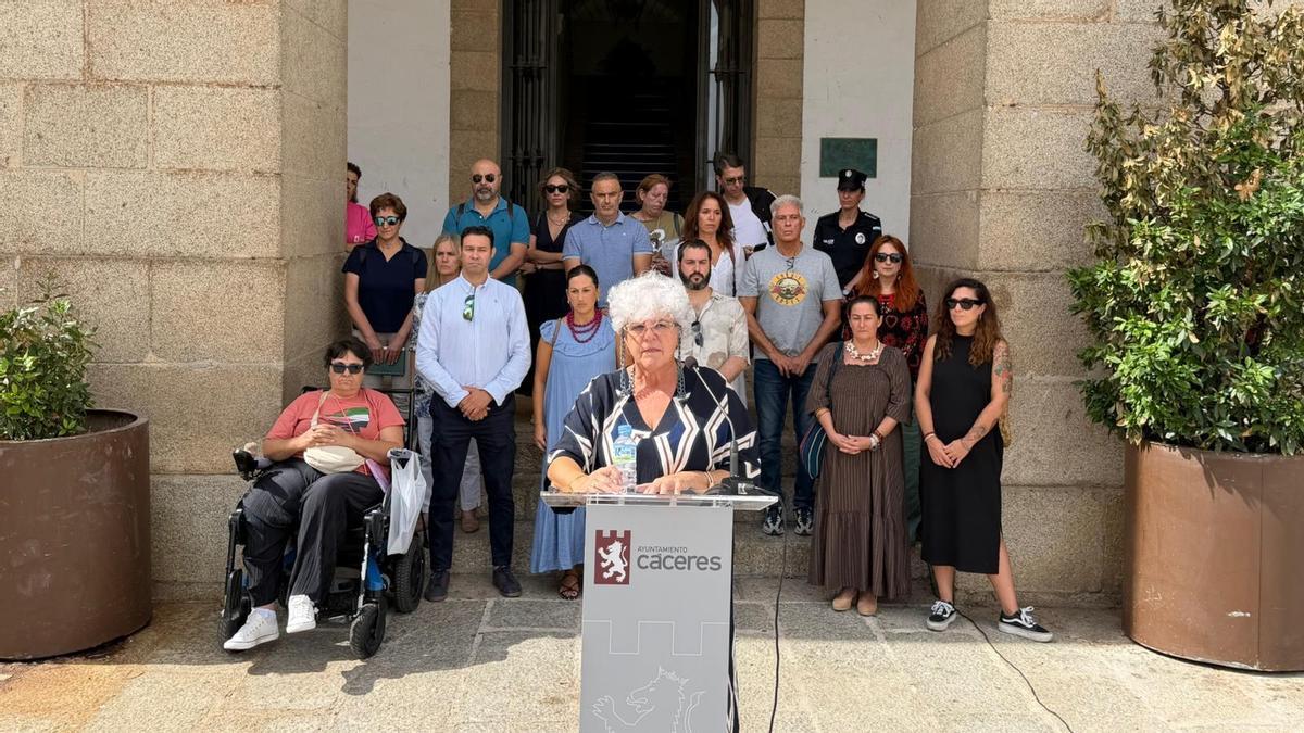 Acto celebrado en los soportales del Ayuntamiento de Cáceres en repulsa por los últimos crímenes machistas.
