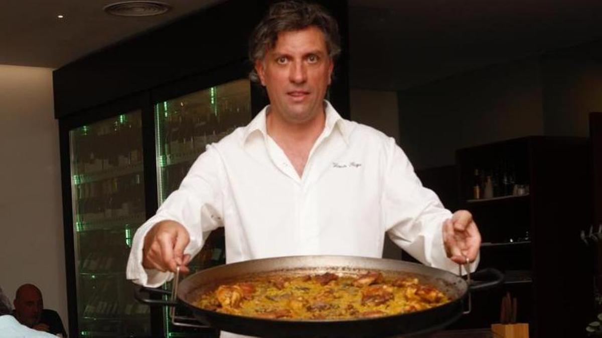 Vicente Rioja con su paella, para muchos, la mejor del mundo.