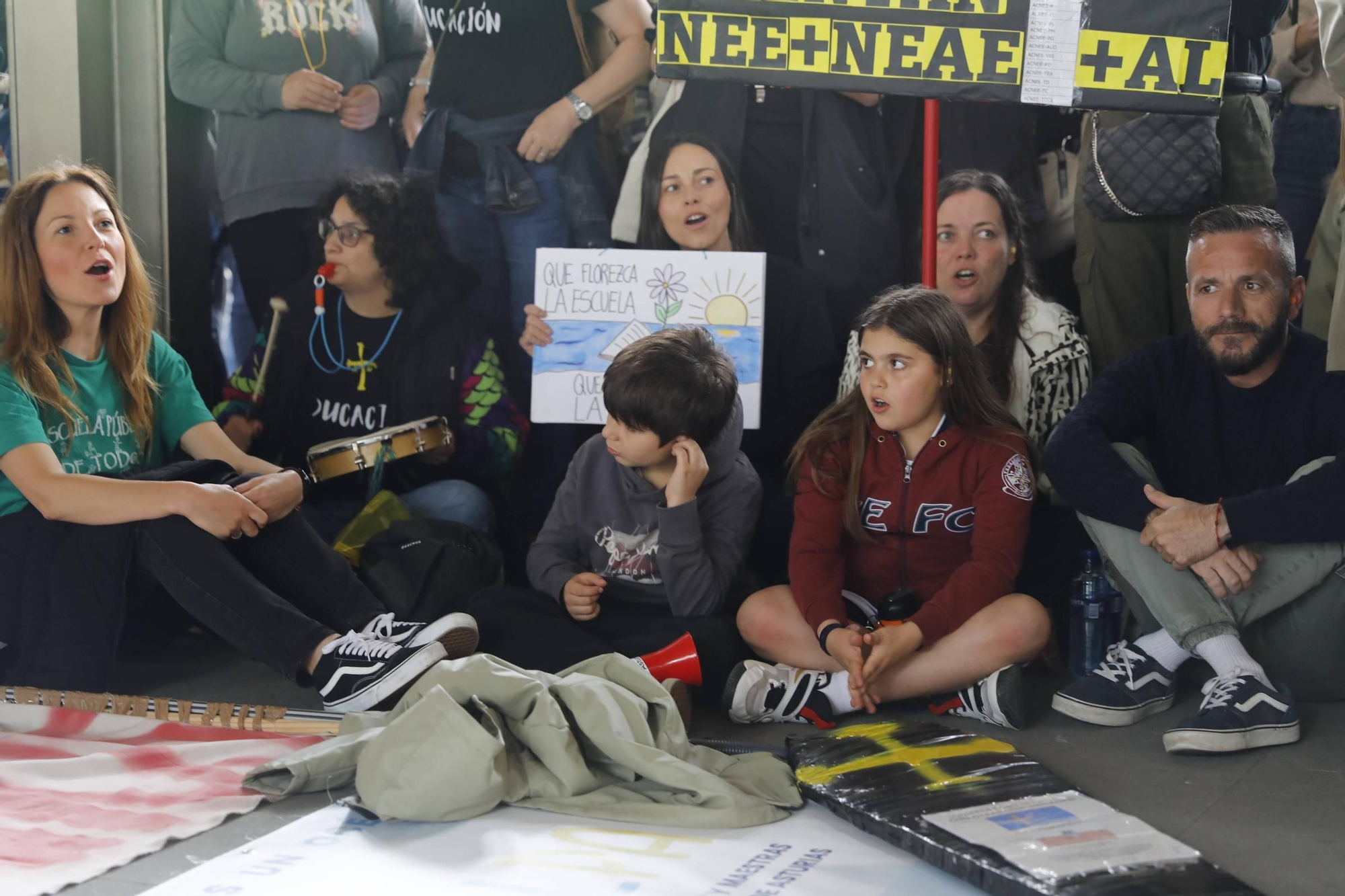EN IMÁGENES: Cientos de profesores se concentran en Oviedo mientras Gobierno y sindicatos negocian