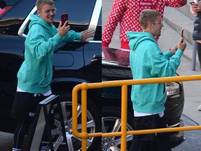 Justin Bieber con el móvil por la calle