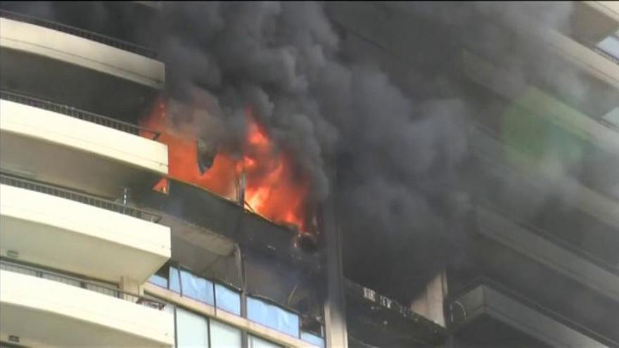 Mueren tres personas en el incendio de un rascacielos en Hawái