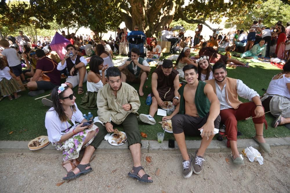 Miles de personas eligieron volver al medievo en Pontevedra en vez de refrescarse en la playa pese al calor extremo.