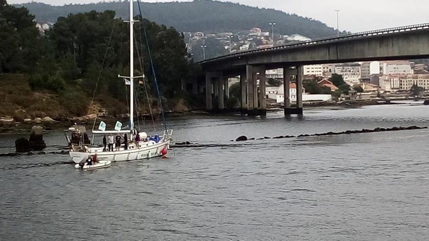 El velero &quot;Diosa Maat&quot;, de Ecologistas en Acción, en la ría de Pontevedra.