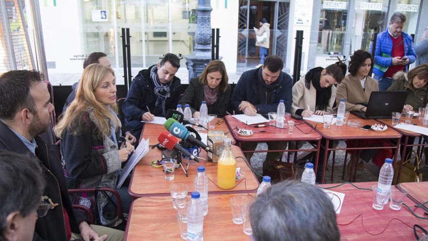 Amparo Marco, junto a los ediles socialistas Rafa Simó y José Luis López, ayer en el desayuno informativo con los medios de comunicación.