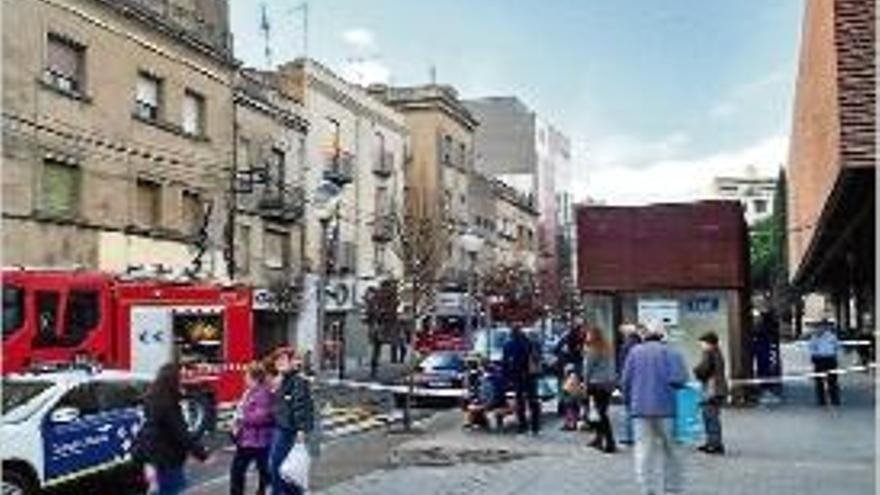 Vehicles policials i de Bombers a plaça Catalunya.