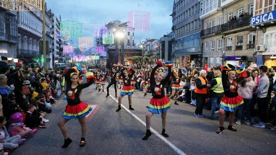 Desfile del Carnaval en Vigo 2019 a su paso por Porta do Sol. // Marta G. Brea