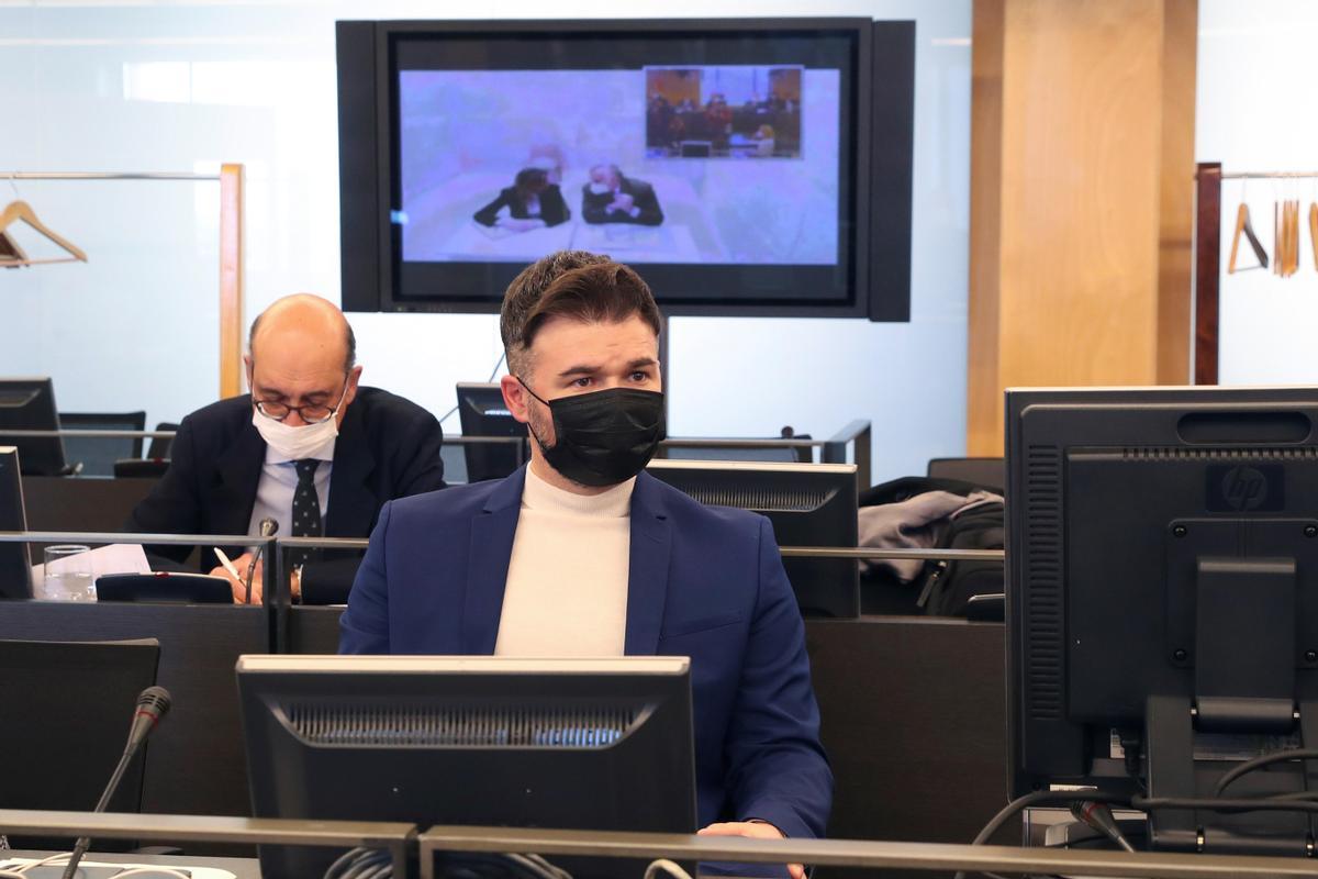 El portavoz de ERC en el Congreso, Gabriel Rufián (d), y el diputado del PNV Mikel Legarda (i), durante la comparecencia por videoconferencia del extesorero del PP Luis Bárcenas en la Comisión de Investigación del Congreso de los Diputados que investiga la operación de espionaje Kitchen.