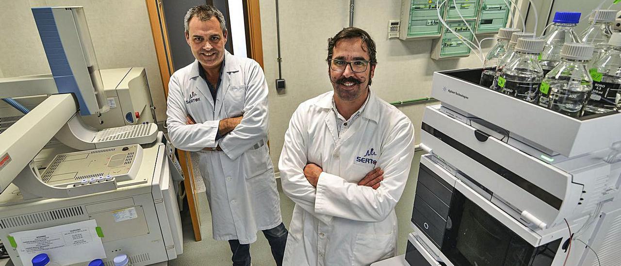 Octavio Santana (izquierda) y Luis Alberto Henríquez en el laboratorio del grupo de investigación en el IUIBS