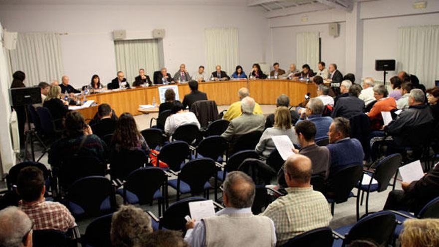 Aquesta sala que s&#039;ha habilitat per als plens és la mateixa on es reuneixen diferents entitats locals.