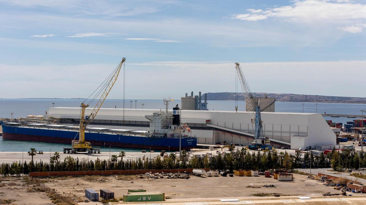 La terminal de graneles del puerto de Alicante.