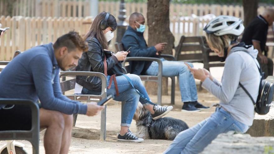 Varias personas en un parque de Barcelona.