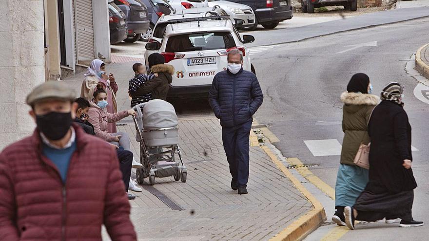 Varios viandantes pasean por una calle de Ontinyent, en una imagen de ayer por la mañana | PERALES IBORRA