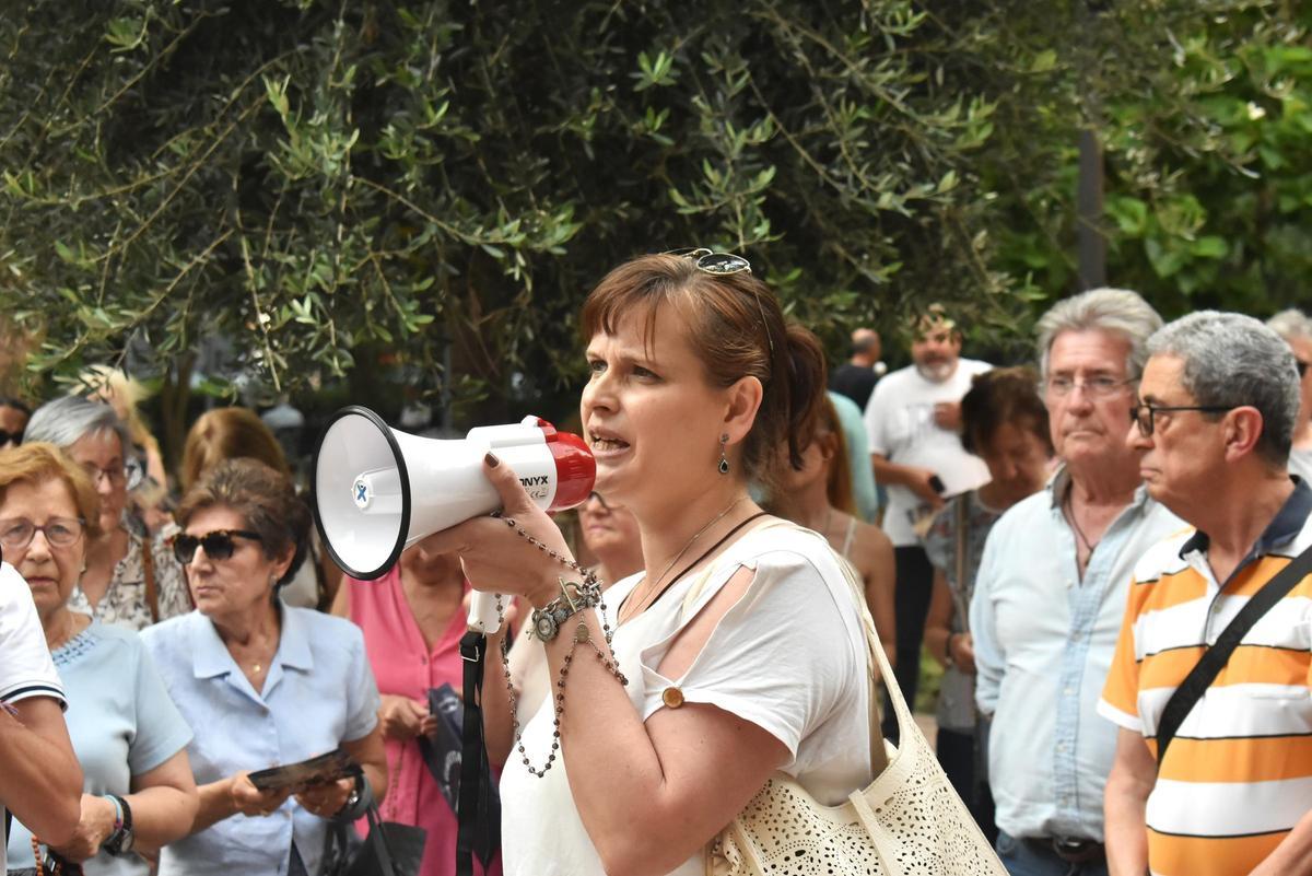 Galería | Decenas de personas rezan un rosario por la Cruz de los Caídos en Cáceres