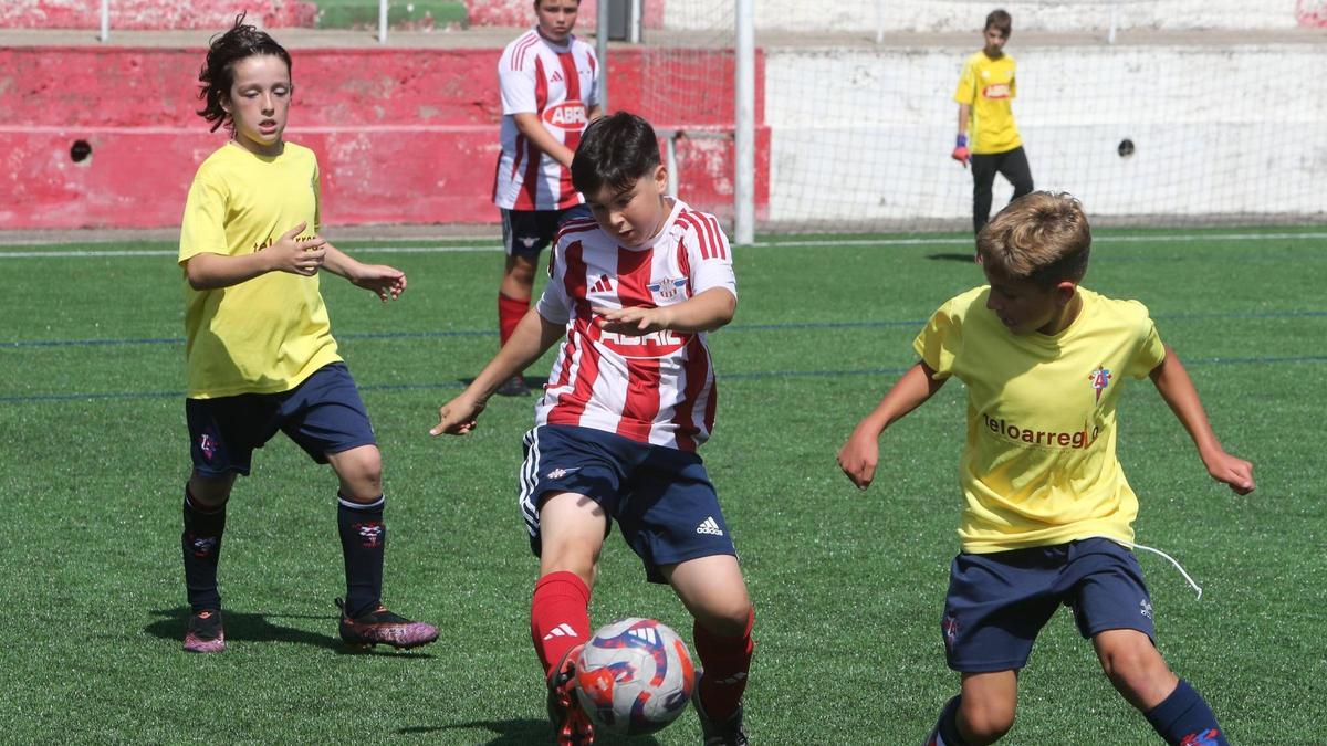 Uno de los partidos del Torneo Alevín del Alondras, que se disputa en el campo de O Morrazo.