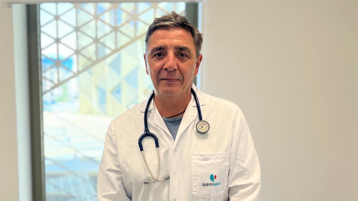 En la foto, el doctor José María Jiménez Páez, geriatra del Hospital Quirónsalud Córdoba y especialista del servicio de Urgencias del centro.
