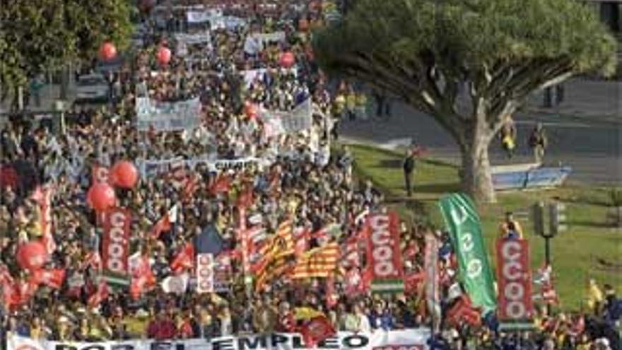 Miles de personas se manifiestan en Cádiz en contra del cierre de Delphi