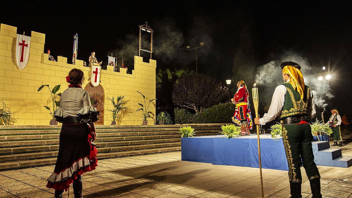 Las embajadas se celebraron en el parque El Canyar de les Portelles, donde se montó el castillo festero y al finalizar se lanzaron fuegos artificiales.  | ALEX DOMÍNGUEZ