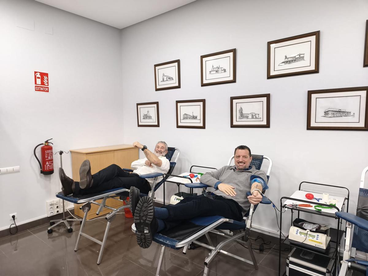 El Alcalde, a la derecha, durante la primera jornada del maratón de donación de sangre.