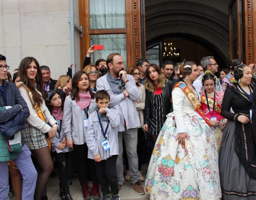 Todos esperando su turno para fotografiarse con las falleras