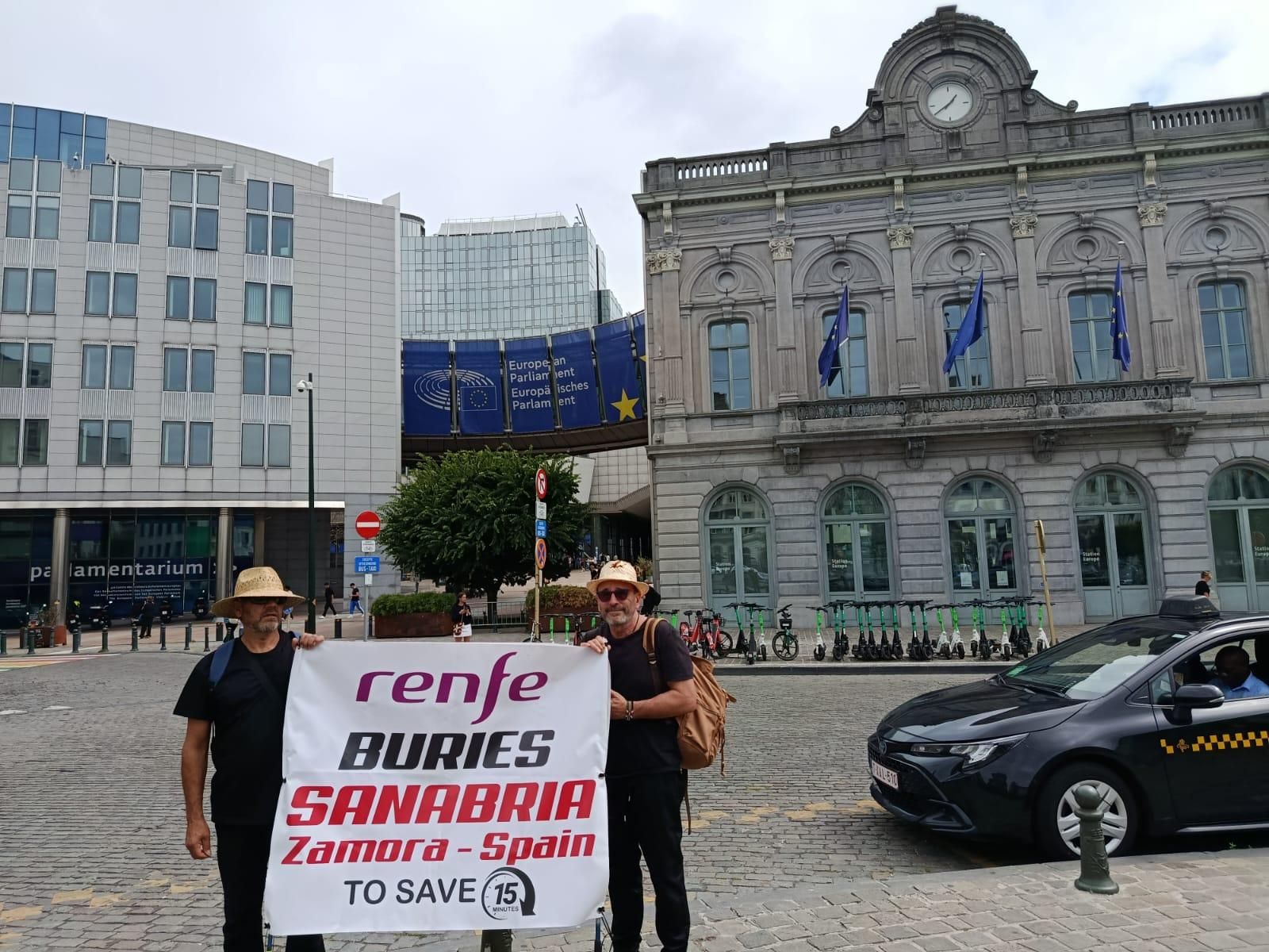 La protesta por el AVE de Sanabria llega a Bruselas