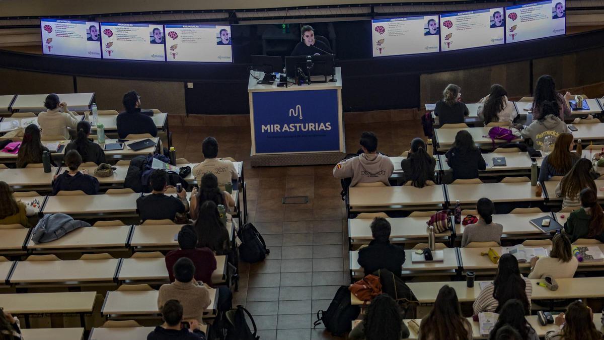 Sesión en la Academia MIR de Oviedo, el pasado mes de enero.