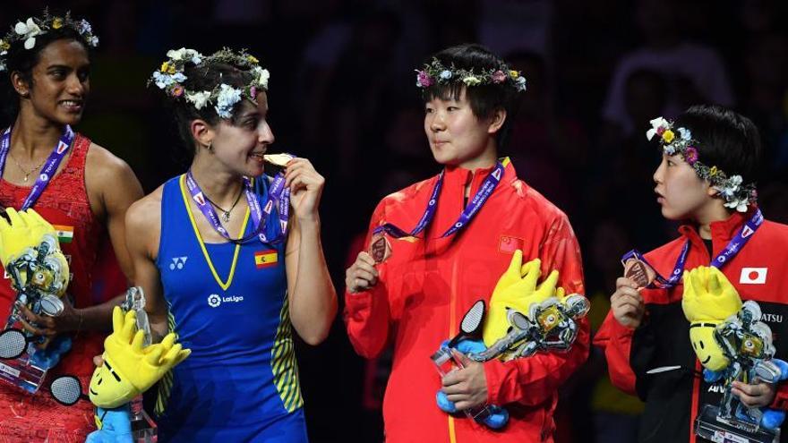 Carolina Marín, en el podio con el resto de medallistas.