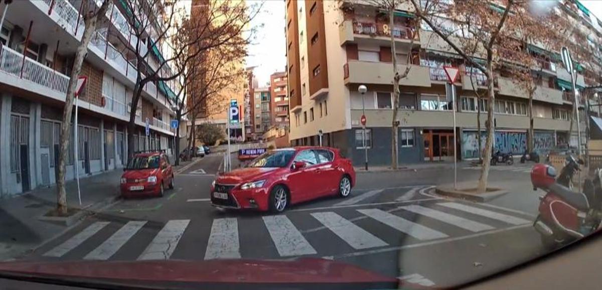 La perillosa plaça d’aparcament que tapava un gir a Barcelona