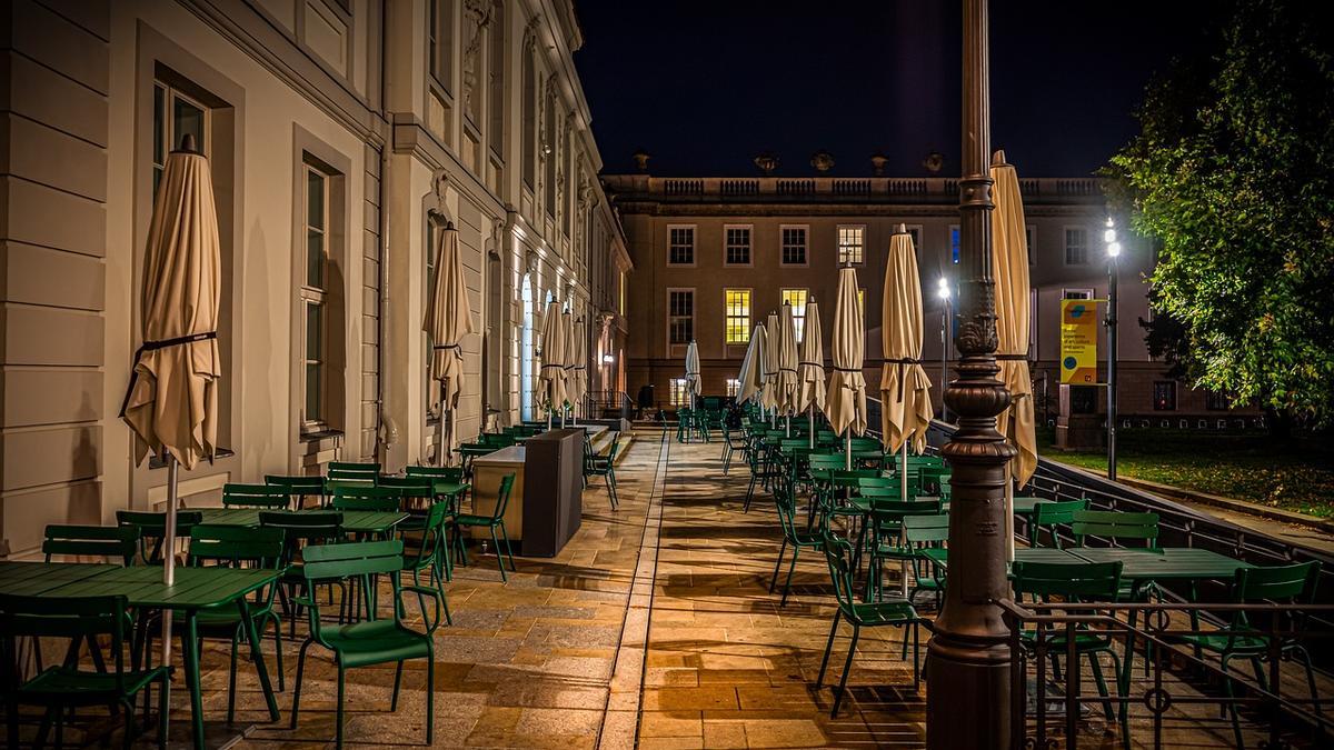 Una terraza por la noche