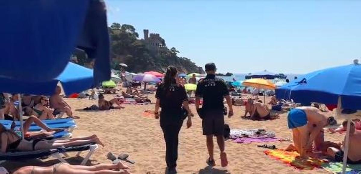 Control a la platja de Lloret de Mar, en una imatge d'arxiu.