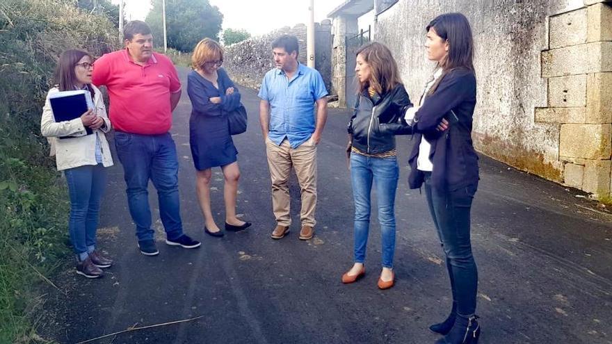 La alcaldesa de Forcarei, Verónica Pichel, ayer, supervisando las obras con la dirección de obra y la empresa adjudicataria.