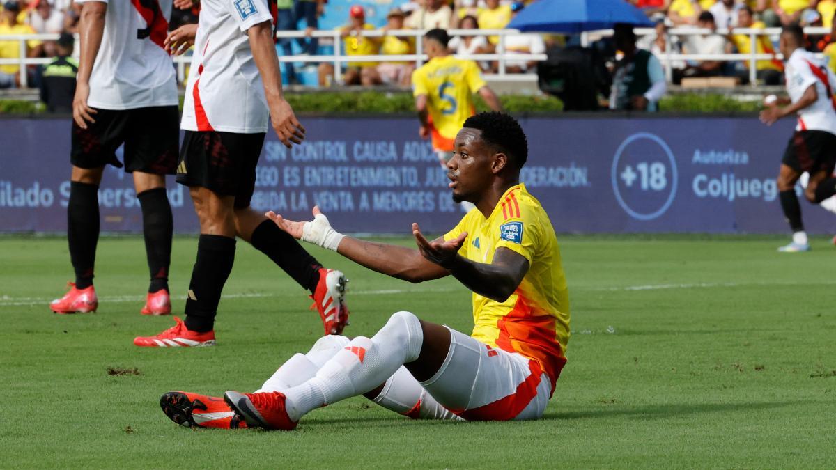 Jhon Durán en un partido con la selección Colombia