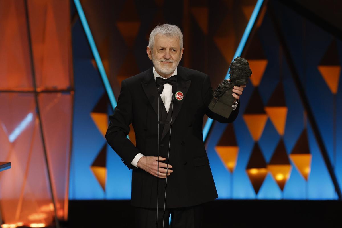 BARCELONA, 28/02/2026.- El actor José Ramón Soroiz recibe el Goya a mejor actor protagonista por su trabajo en ´Maspalomas´, durante la ceremonia de entrega de los Premios Goya en su 40 edición, este sábado en el Auditorio Fórum CCIB de Barcelona. EFE/Alberto Estévez