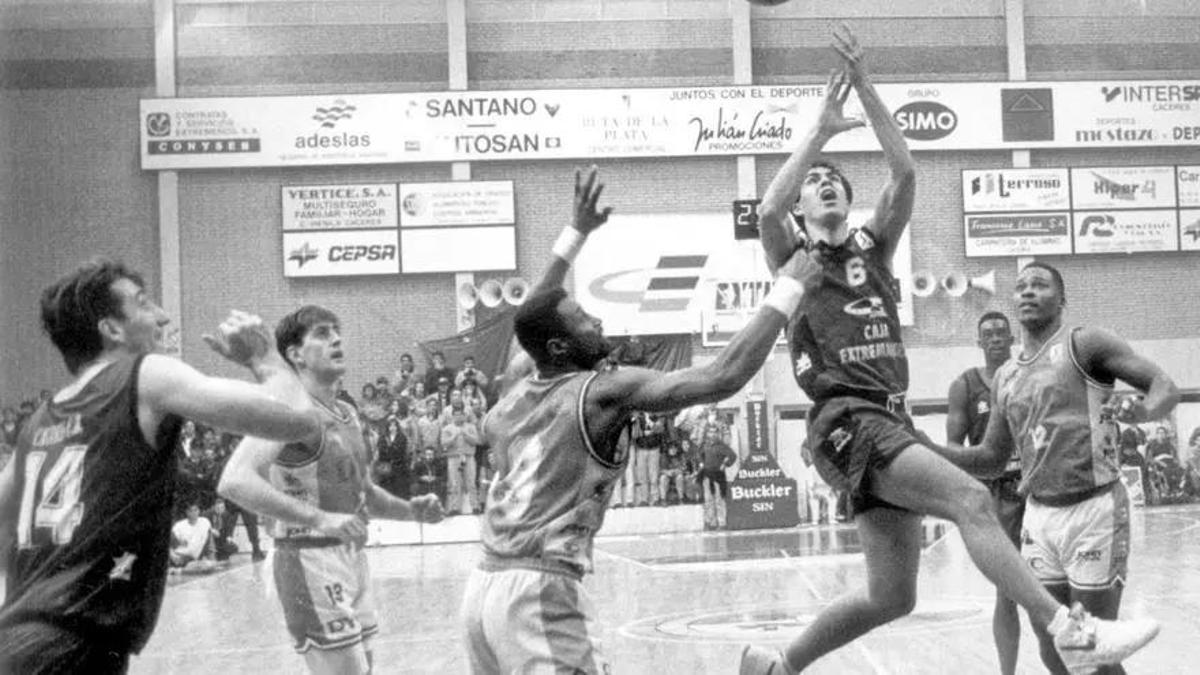El Cáceres Club Baloncesto en 1992.