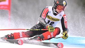 Valerie Grenier de Canadá despeja una puerta durante la primera manga de la carrera de Slalom Gigante femenino en la Copa del Mundo de Esquí Alpino FIS en Kranjska Gora, Eslovenia.