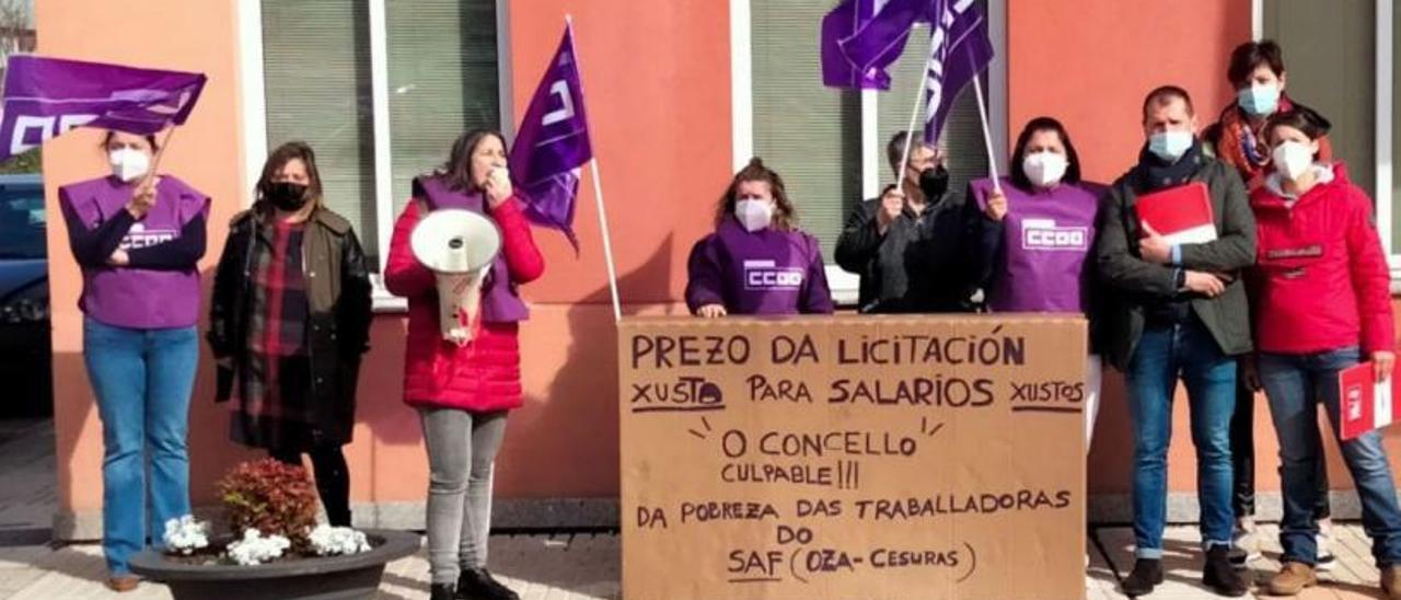 Protesta en marzo de parte de la plantilla de ayuda en el hogar frente al Consistorio de Oza-Cesuras.