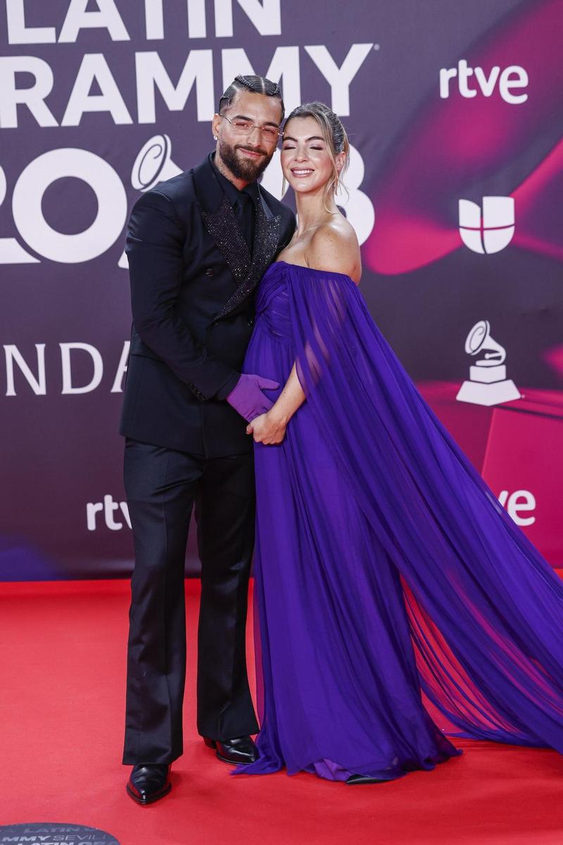 Maluma y su pareja, Susana Gómez, embarazada, en los Latin Grammy 2023
