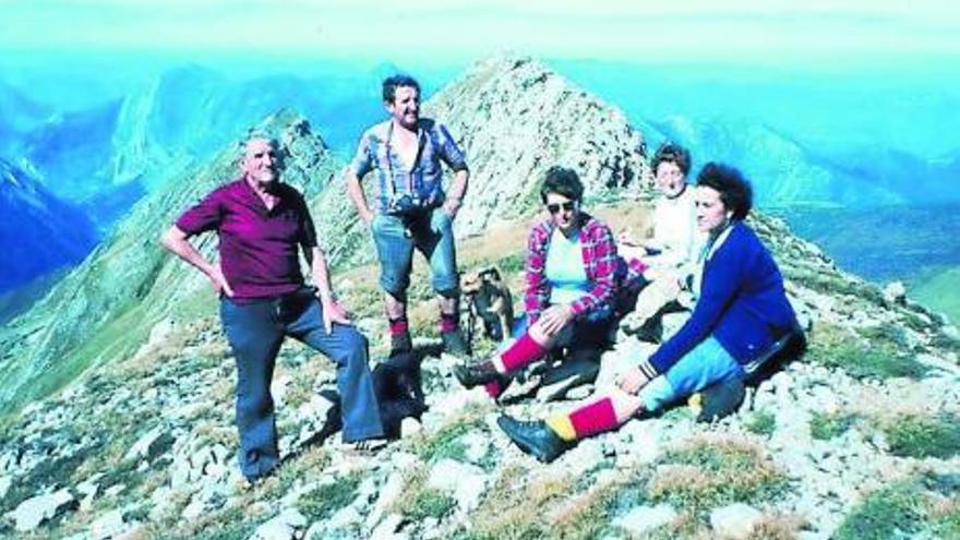 Arriba, montañeros en Los Bígaros. A la derecha, un momento de la ruta cicloturista por Cotobello. /a. f. ortega./v. guerra