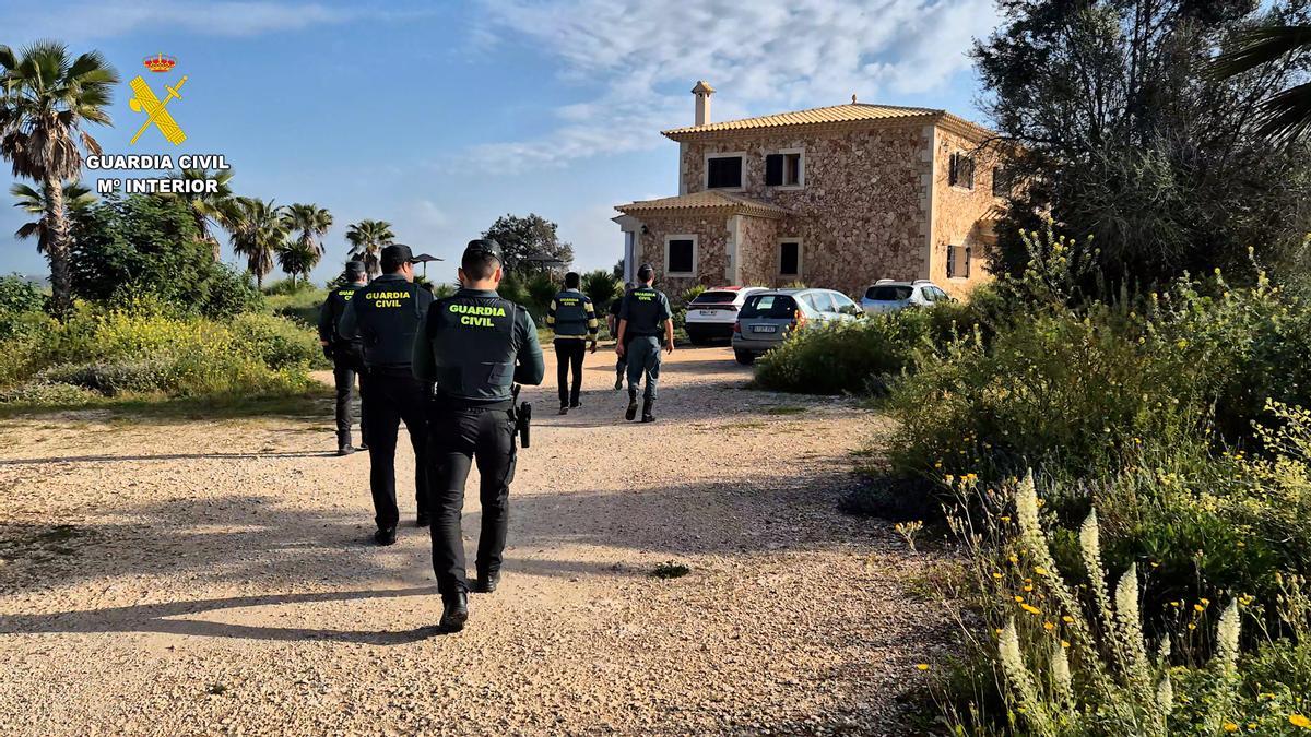 Guardias civiles, durnate la inspección en Ariany.