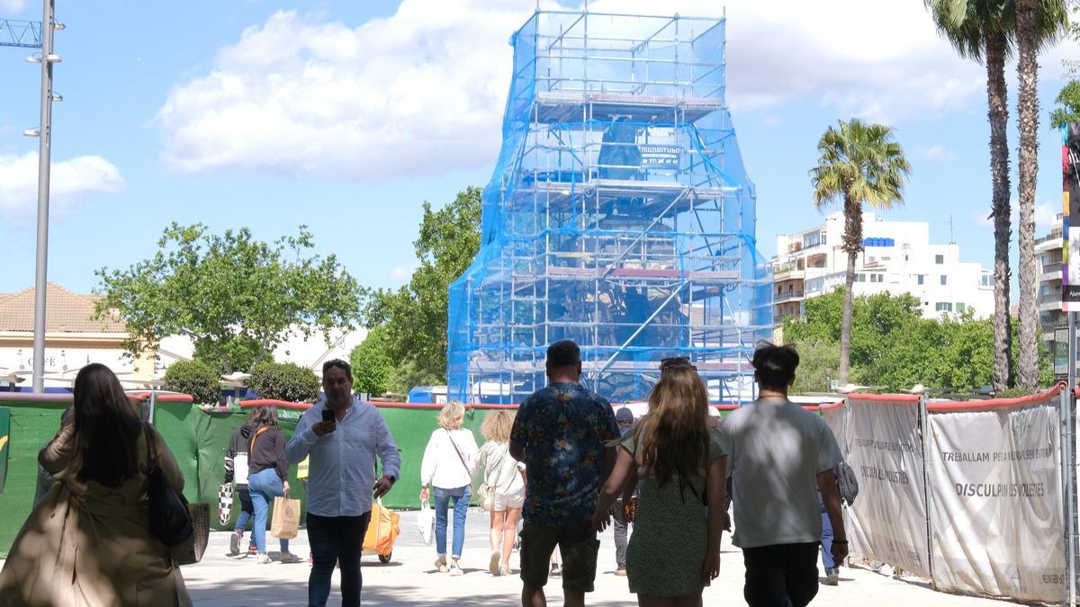 FOTOS: Montan un andamio en la plaza de España de Palma para restaurar la estatua de Jaume I