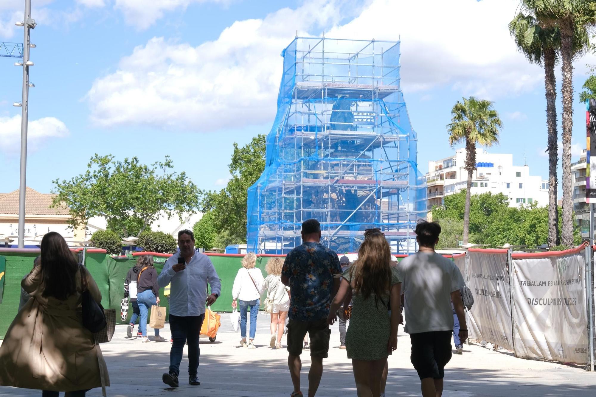 FOTOS: Montan un andamio en la plaza de España de Palma para restaurar la escultura de Jaume I