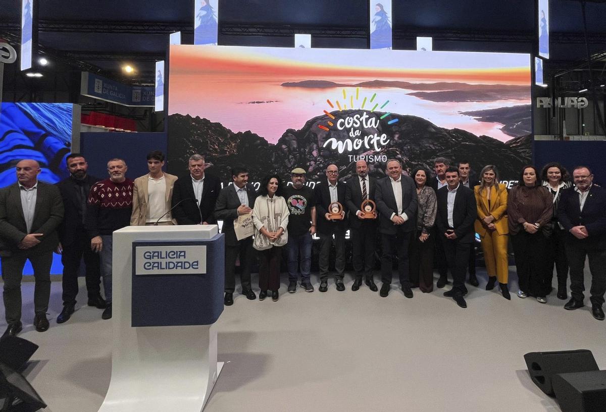 Representantes da CMAT, autoridades do turismo galego e alcaldes dos concellos que forman o xeodestino. | CEDIDA