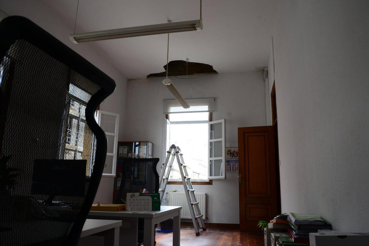 Hueco en el falso techo del departamento de Urbanismo del concello buenense.