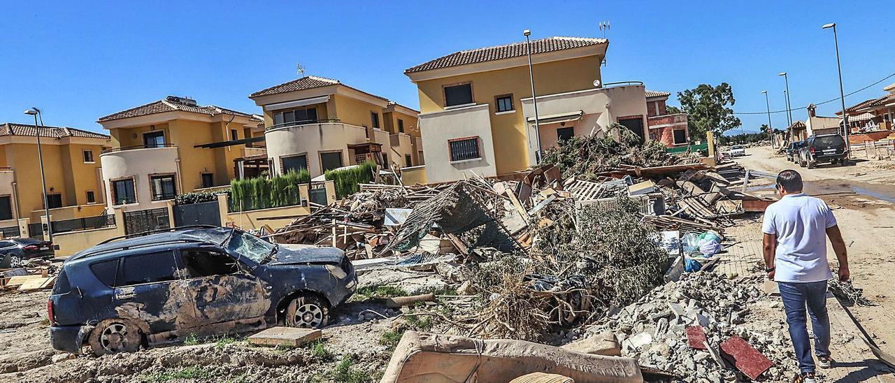 Destrozos que provocó en Benferri el desbordamiento de la rambla de Abanilla durante la DANA de septiembre de 2019. | TONY SEVILLA