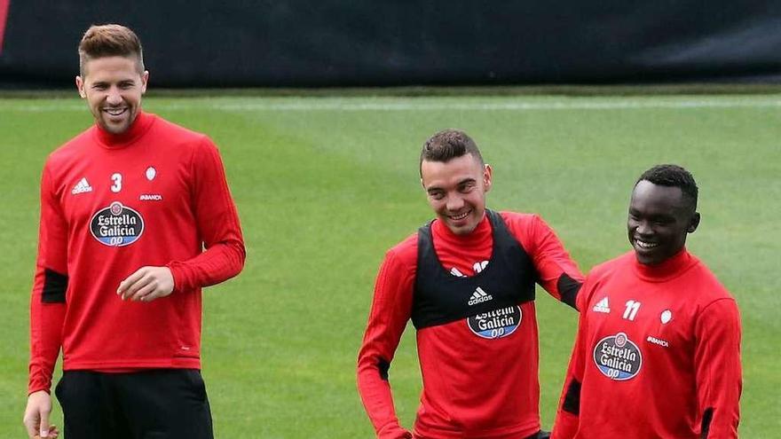 Andreu Fontás, Iago Aspas y Pione Sisto, durante un reciente entrenamiento del Celta en Balaídos. // Marta G. Brea