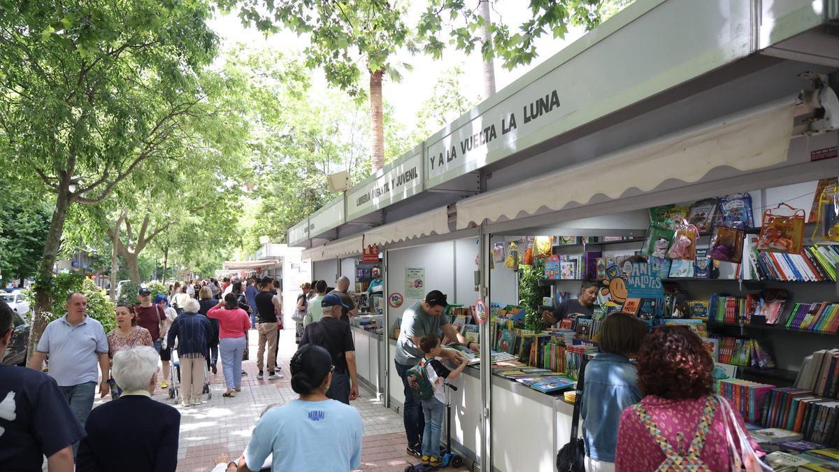 La Feria del Libro de Cáceres celebra una jornada completa este sábado con gran afluencia de público