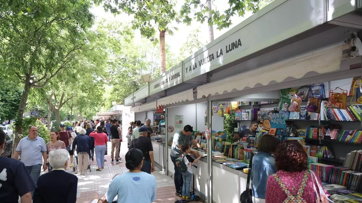 La Feria del Libro de Cáceres celebra una jornada completa este sábado con gran afluencia de público