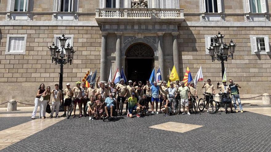 Enric Casacuberta arriba a Barcelona escortat per ciclistes abans de marxar als Estats Units: "Faré la Ruta 66 corrent pels qui no poden córrer i per ajudar els qui ajuden"