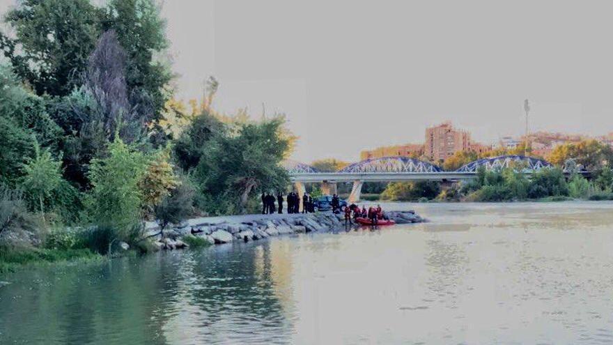 Los bomberos recuperan del Ebro el cadáver de un joven