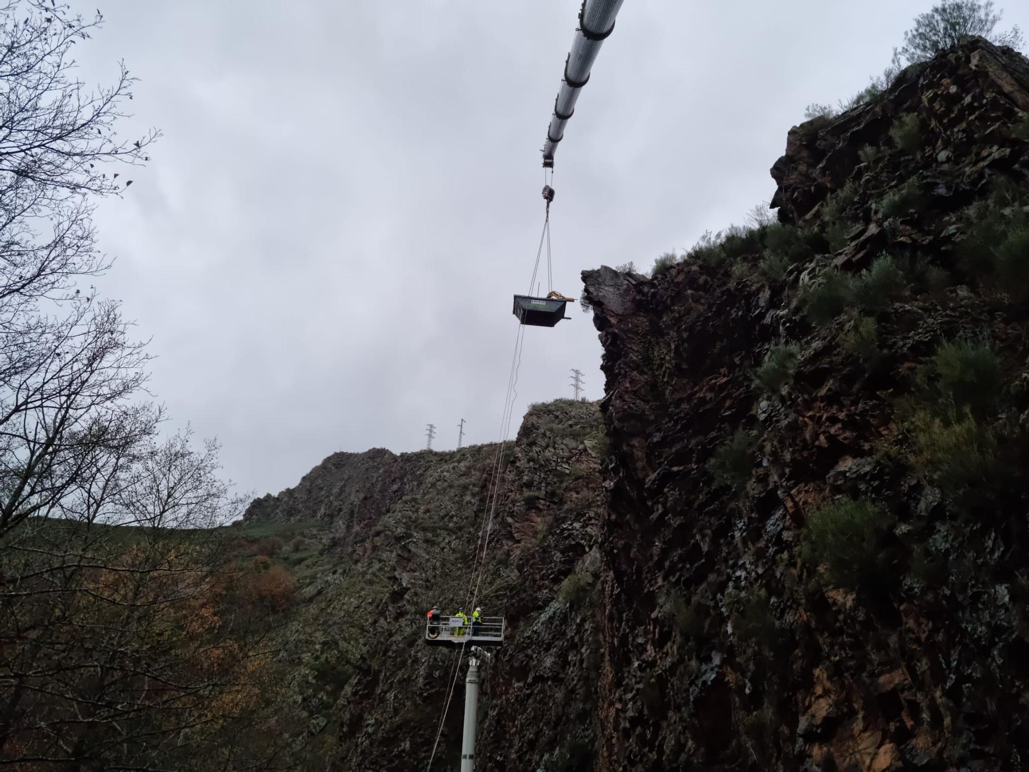 Operación de limpieza de rocas en la AS-15, en Pilotuerto