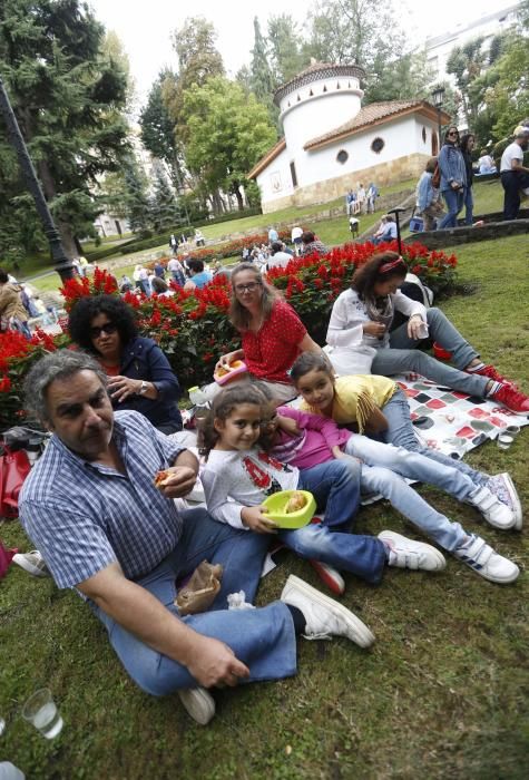 Oviedo celebra el día grande de San Mateo con 7.000 bollos preñaos